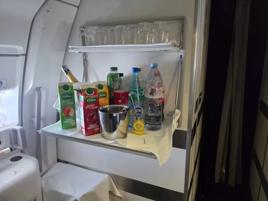 Напої, які можна придбати в бортовій кухні під час польоту