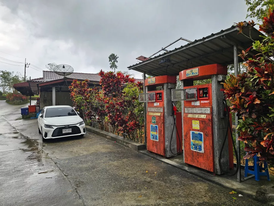 Невеликий бензиновий насос