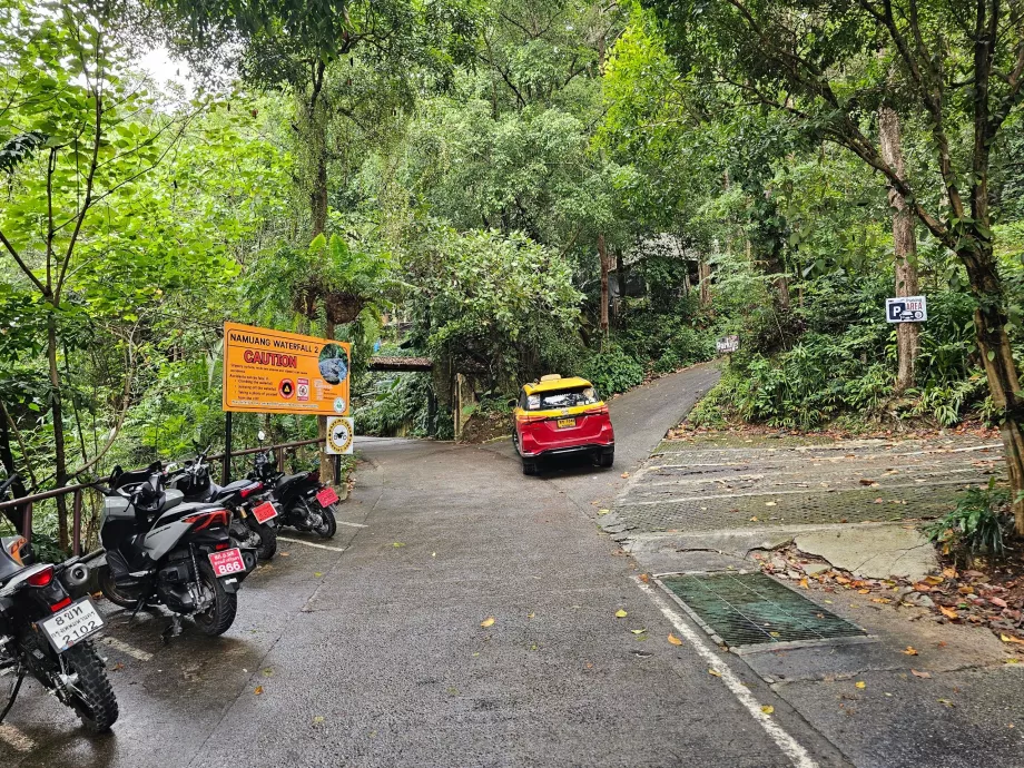 Парковка для автомобілів та скутерів