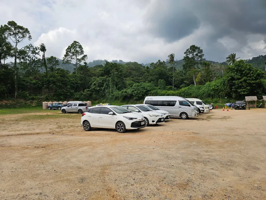 Парковка під перекриттям з каменів