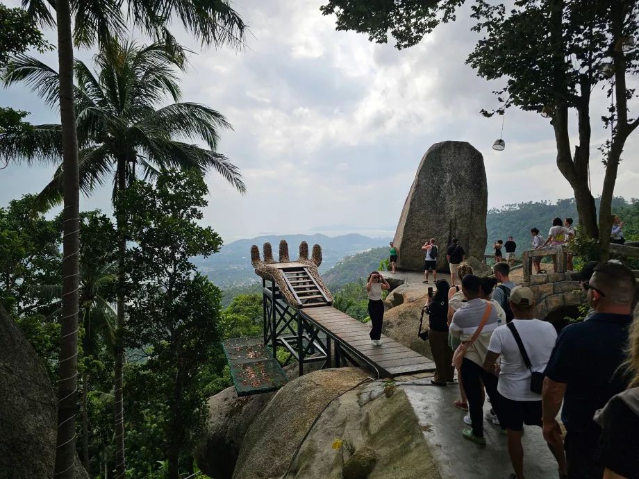 Перекриття та черга на фото біля каменя перекриття 2