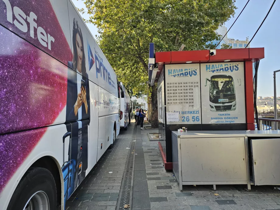 Автобусна зупинка на площі Таксім