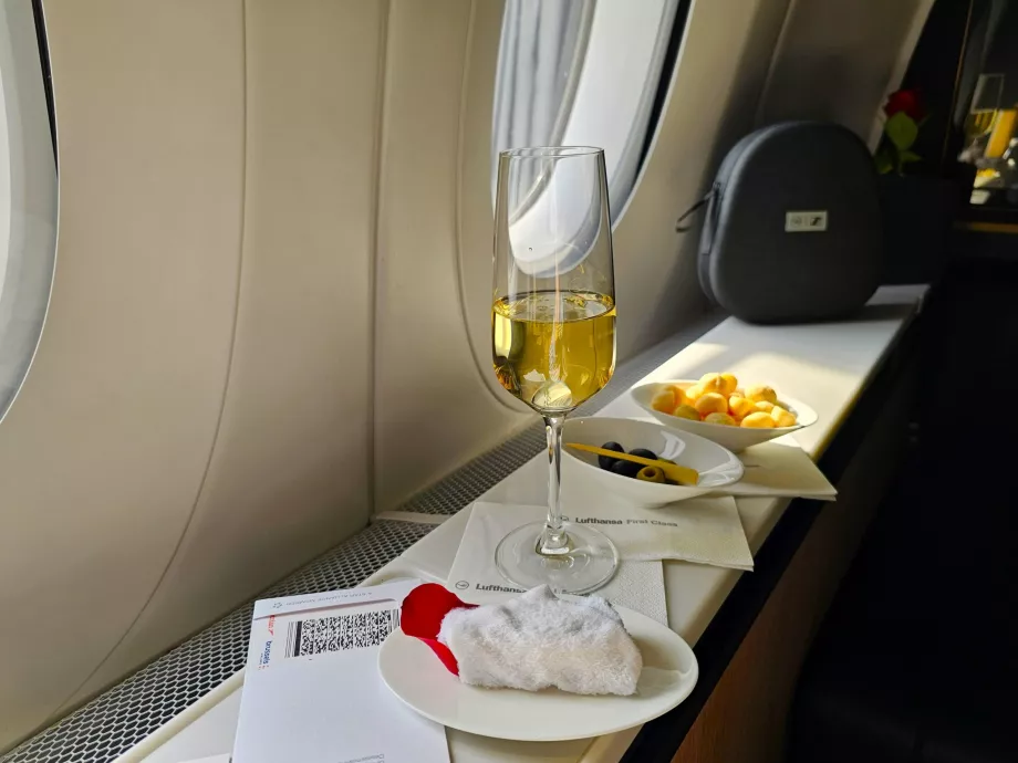 Вітальний напій, горіхи макадамії та оливки