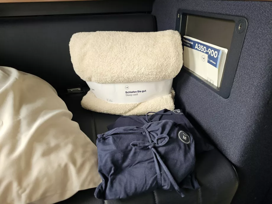 Ковдра та піжама