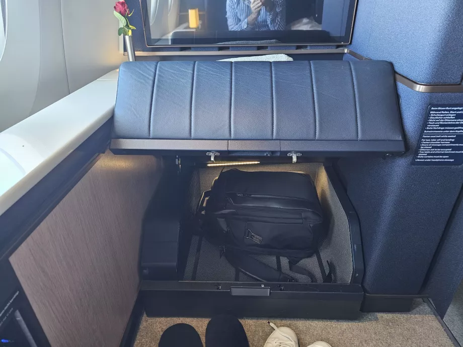 Місце для зберігання в підставці для ніг