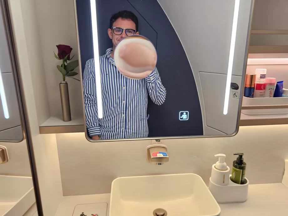 Я в туалеті для пасажирів першого класу