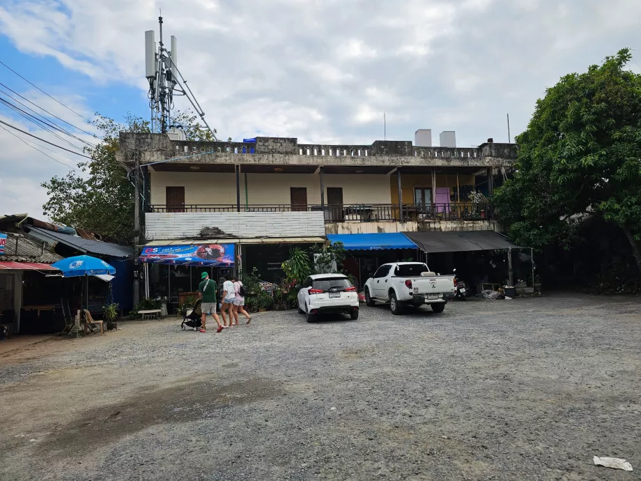 Парковка в Hin Ta Hin Yai