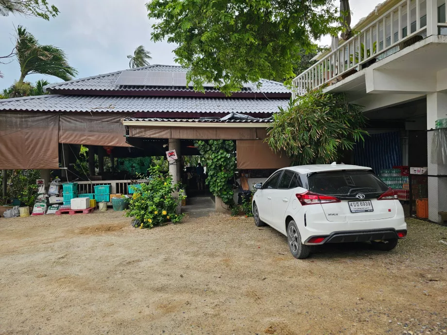 Пляж Коралової Бухти, парковка для автомобілів