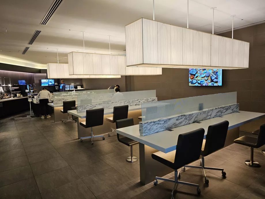 Обідні столи