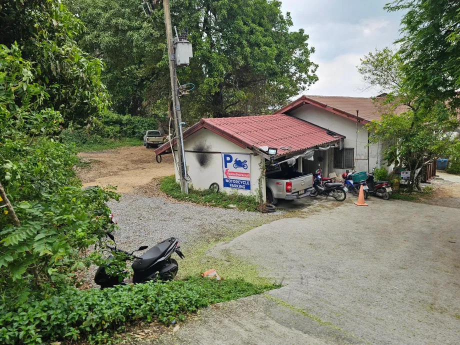 Пляж Коралової Бухти, парковка для скутерів