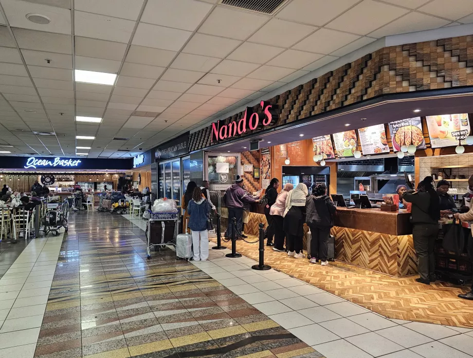 Фуд-корт у громадській зоні