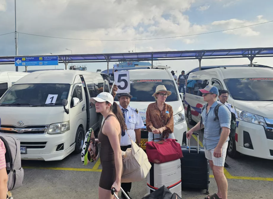 Мікроавтобуси на пірсі Натон