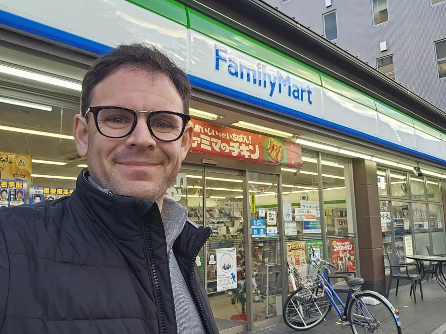Я перед Family Mart