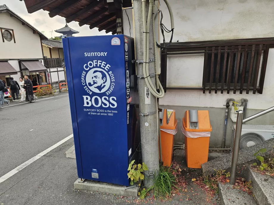 Смітник для пластикових пляшок біля диспенсера для напоїв