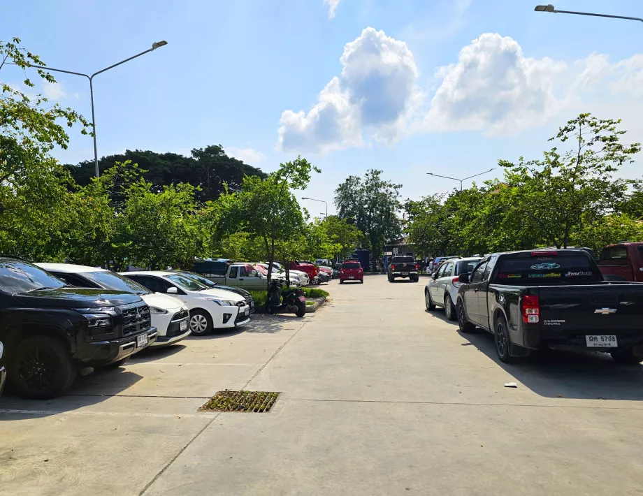 Парковка на пристані для яхт, отримання орендованого автомобіля