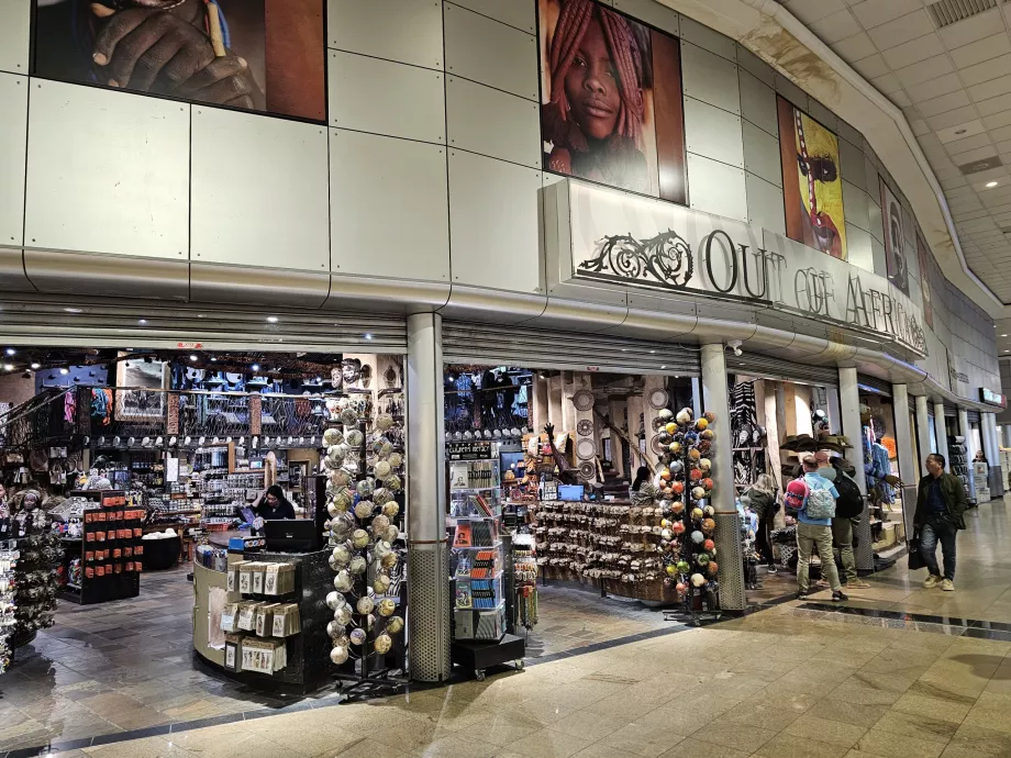 Сувенірна крамниця в транзитній зоні