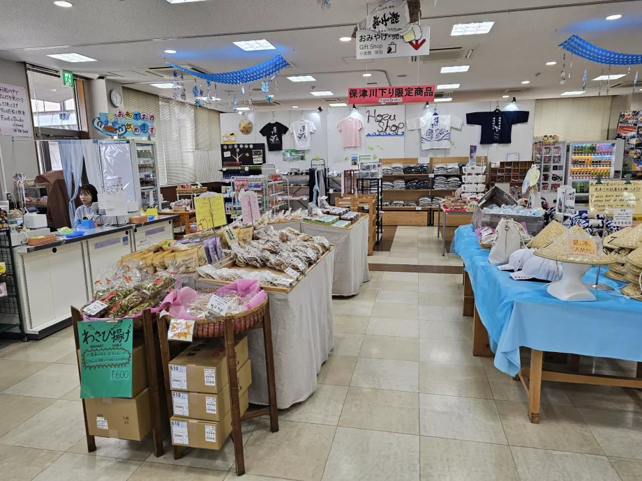 Сувенірна крамниця в марині