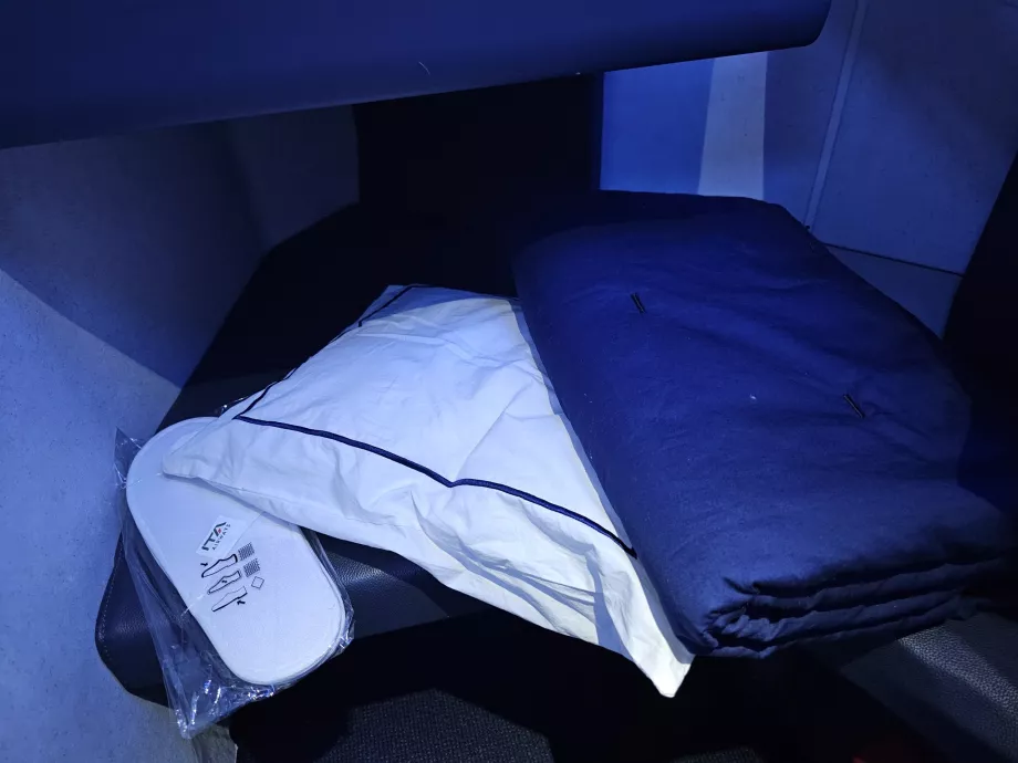 Подушка, ковдра та капці