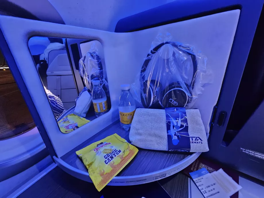 Панель з дзеркалом, навушники, печиво та вода