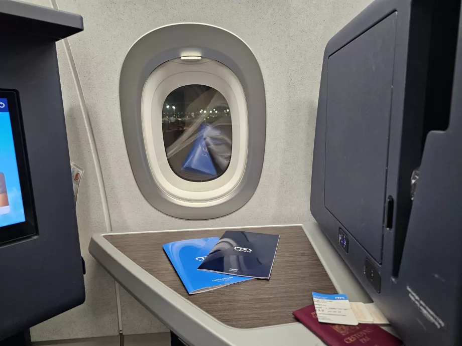 Стіл і закрита зона зберігання з дзеркалом