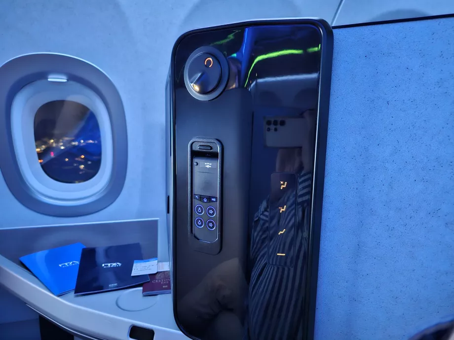 Панель сидіння - керування сидінням, лампою та IFE