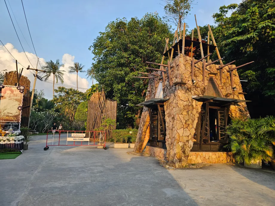 Головний вхід до приміщення