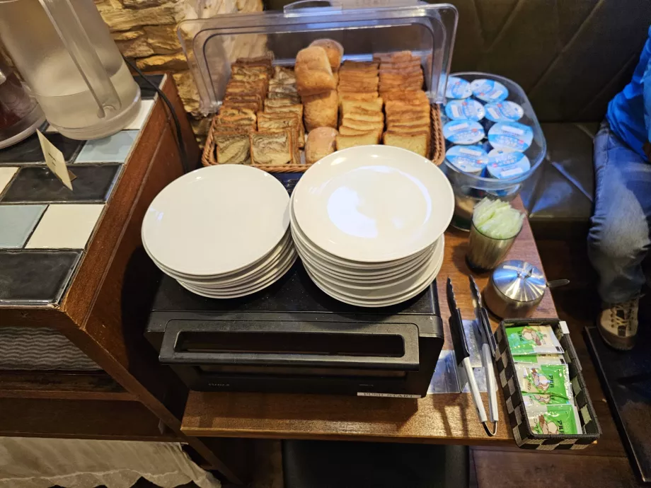 Сніданок - випічка та йогурт