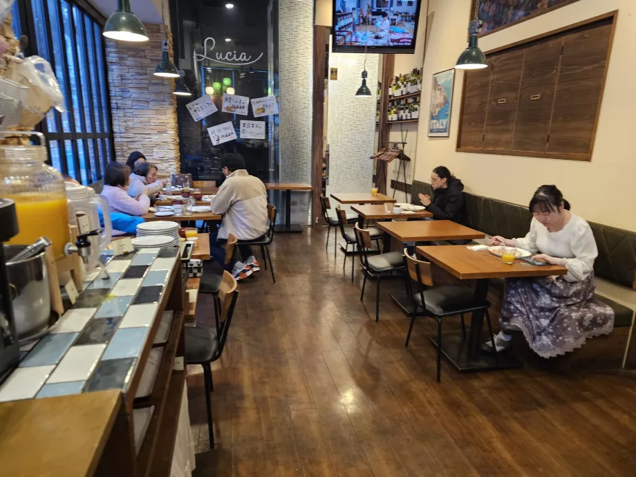 Сніданок - піцерія "Лючія