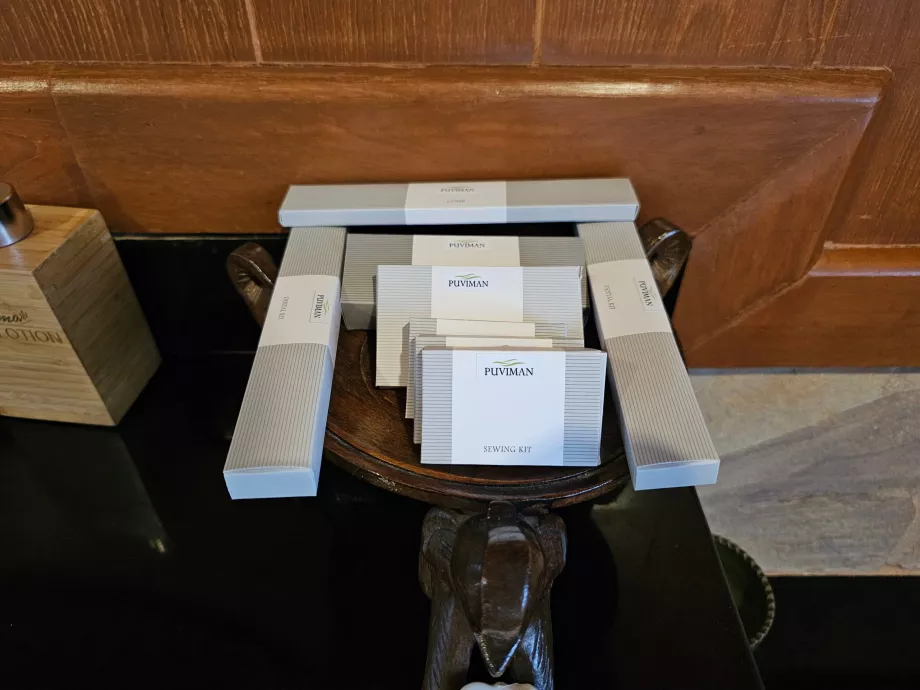 Туалетний набір у ванній кімнаті