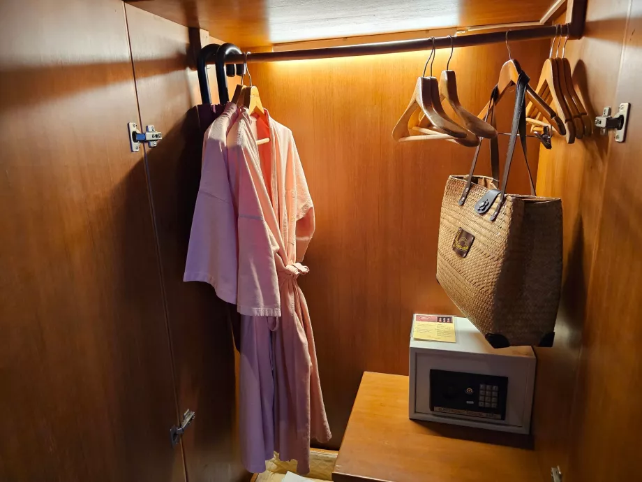 Халати та сейф