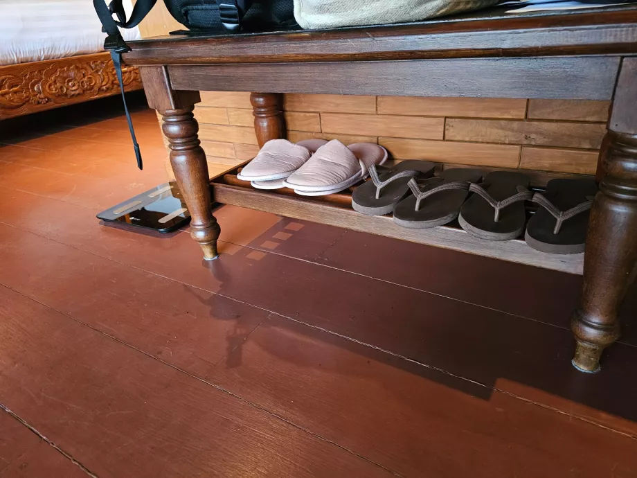 Капці, шльопанці та альпіністські ваги