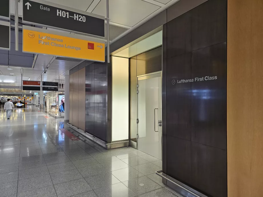 Зал очікування першого класу (головний термінал)