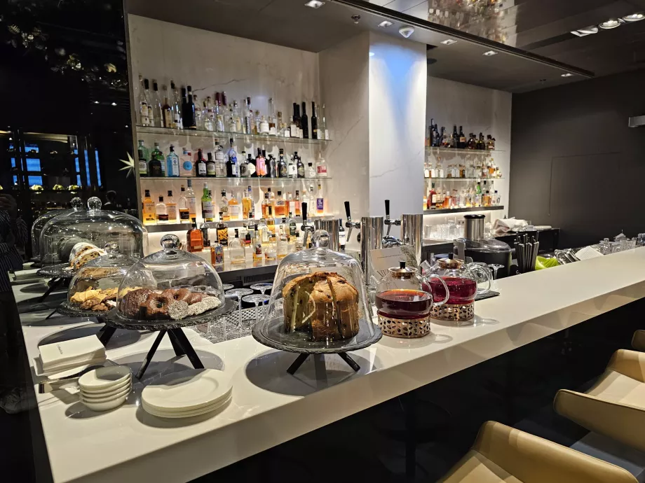 Зал очікування першого класу (головний термінал) - бар