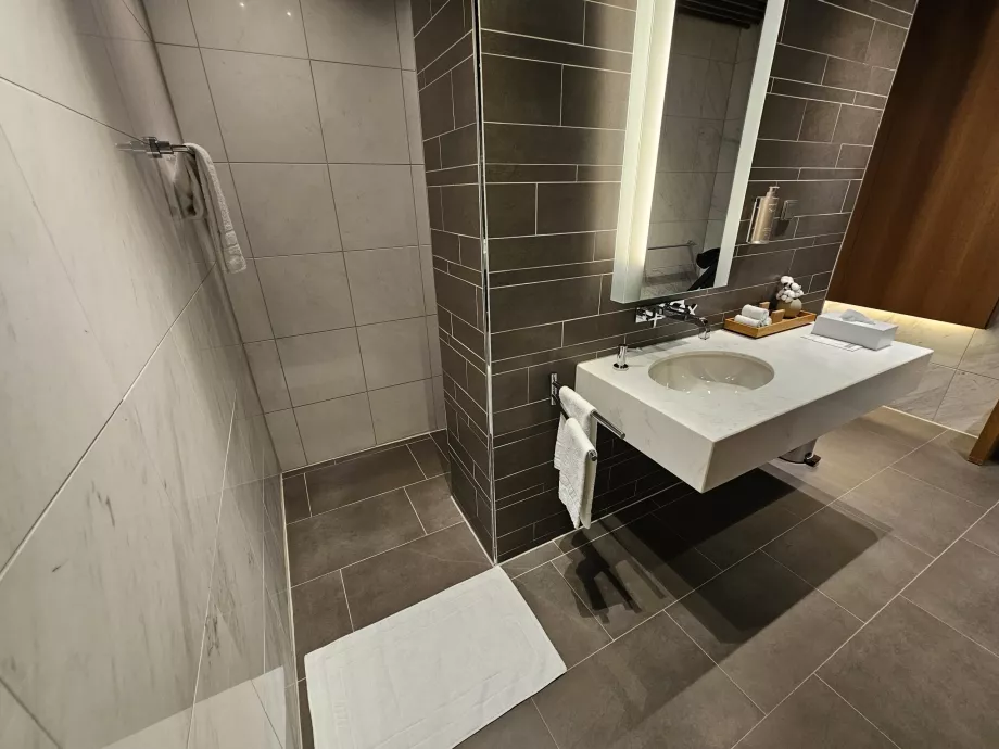 Зал очікування першого класу (головний термінал) - душ