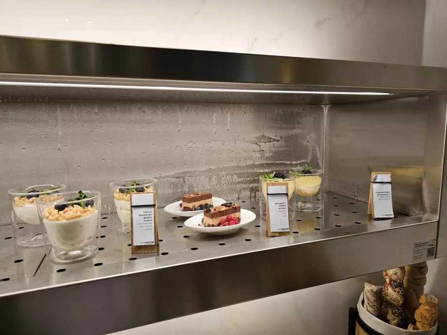 Зал очікування першого класу (головний термінал) - солодощі та десерти