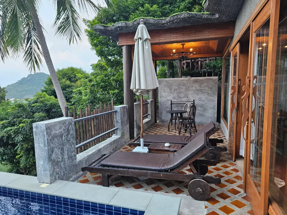 Тераса з шезлонгами