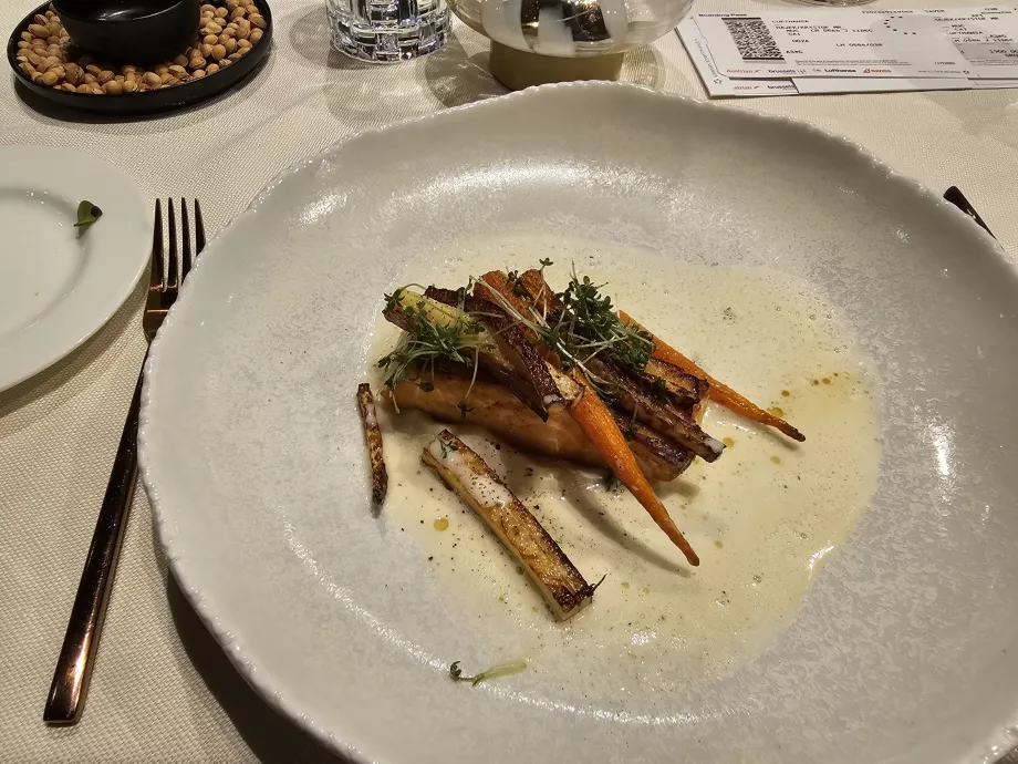 Лаунж-зал першого класу (головний термінал) - основне харчування по меню