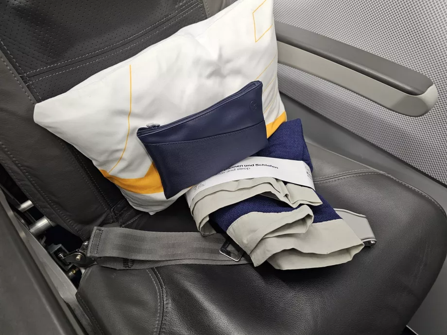 Подушка, набір туалетного приладдя, ковдра