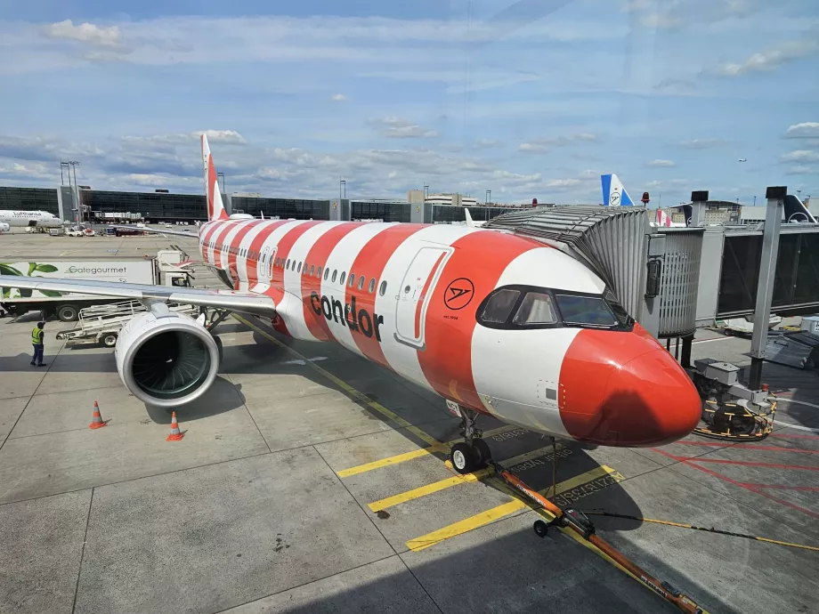 Червоний Airbus A320 Condor