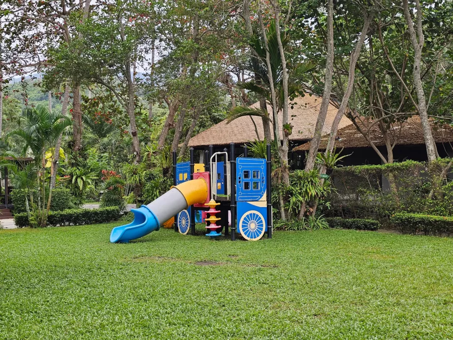 Невеликий ігровий майданчик для дітей