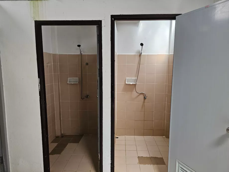 Безкоштовні душові біля водоспаду Фаенг Ной