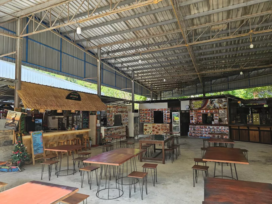 Їдальня в селі Панбурі