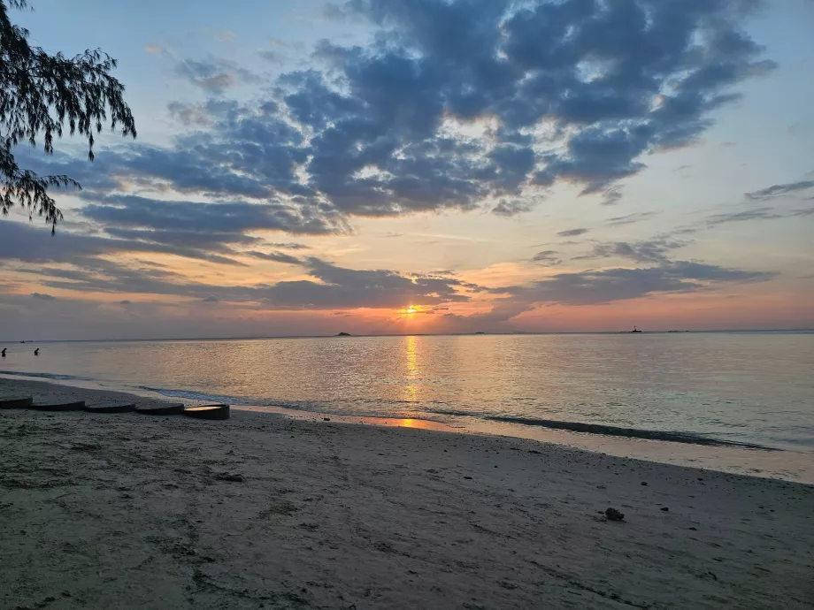 Захід сонця на пляжі Дзен