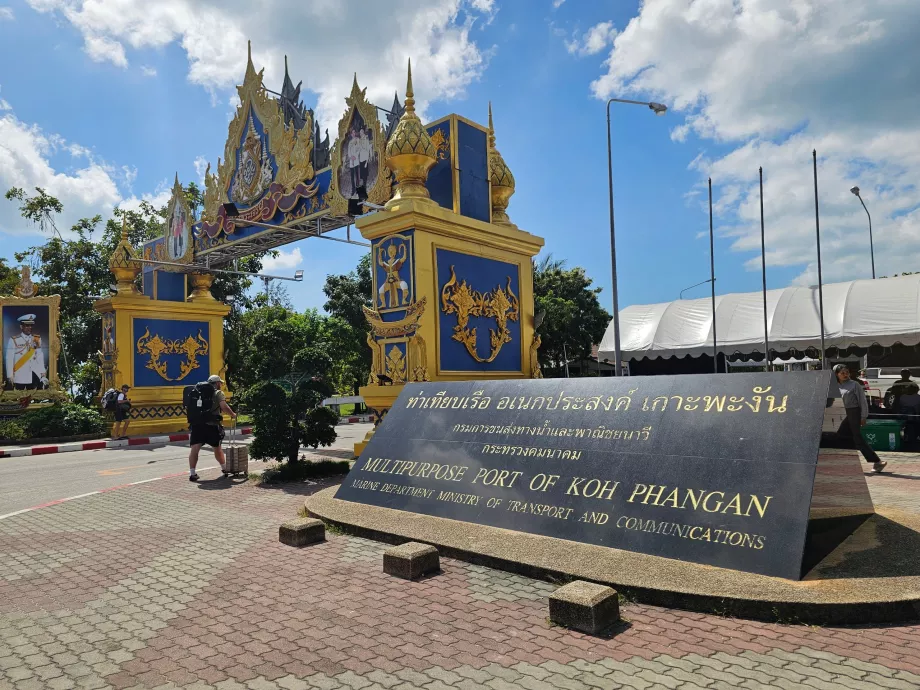 Головний вхід в марину Thong Sala Marina