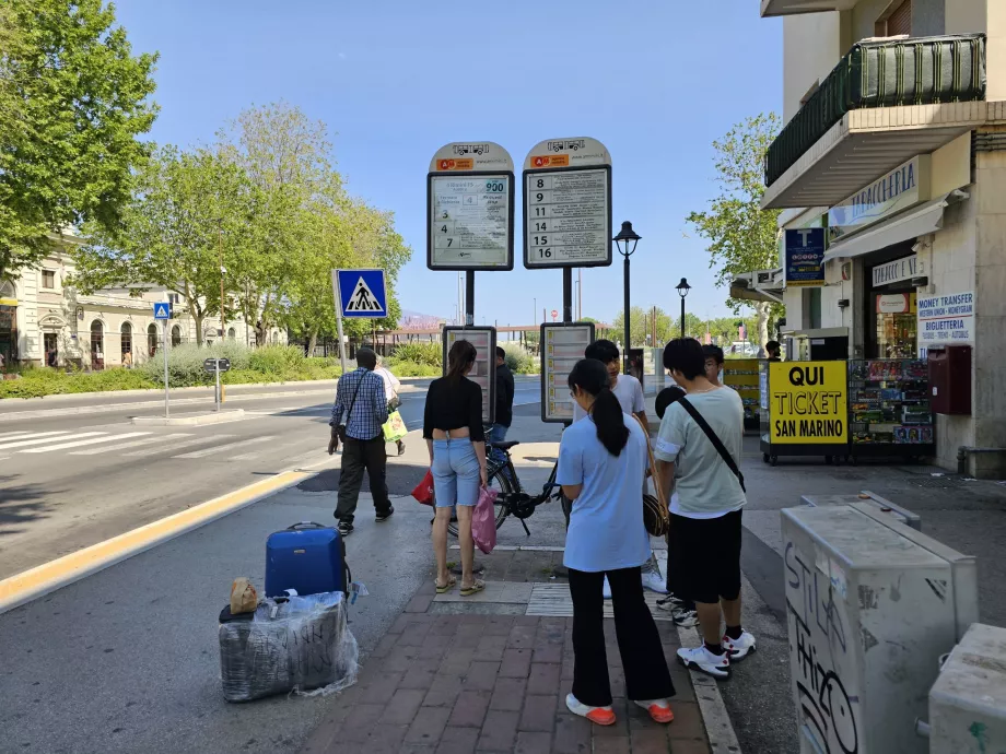 Автобусна зупинка в напрямку аеропорту на головному залізничному вокзалі