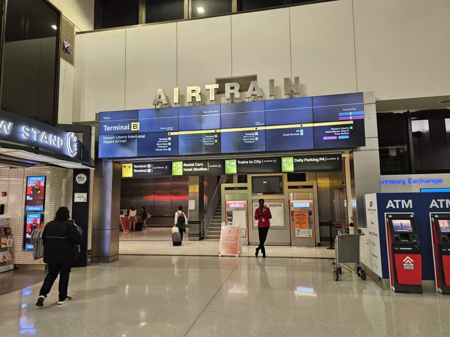 Вхід на станцію Airtrain