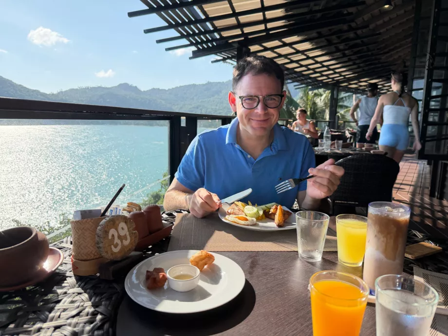 Я за сніданком у готелі