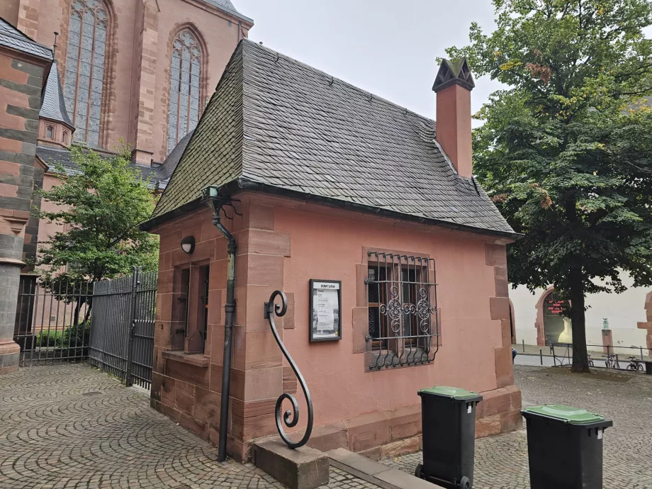 Каса на вході до вежі