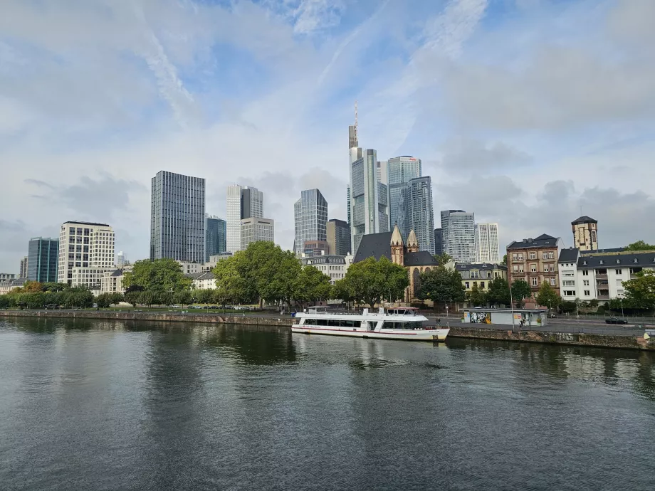 Вид з Айзернер Штег на сучасний центр міста