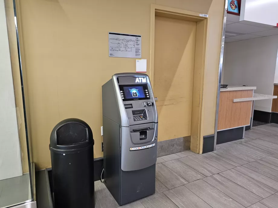 Банкомат в залі прильоту